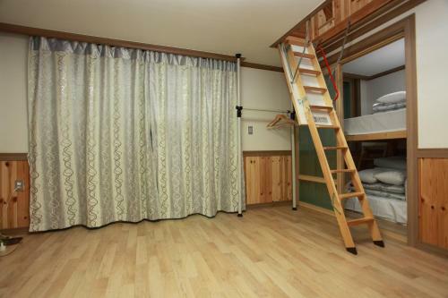 Hostal Pine Garden Guesthouse