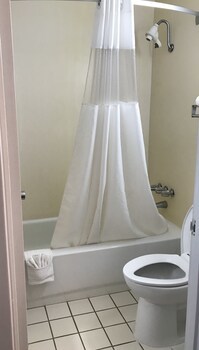 Hotel Carmel Inn & Suites