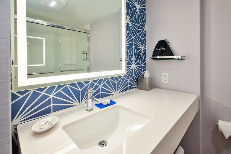 Holiday Inn Express Hotel & Suites Va Beach Oceanfront