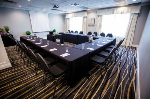 Cambridge Hotel And Conference Centre
