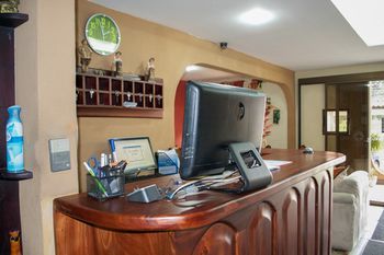 Hotel Berlor Airport Inn