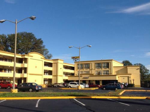 Hotel Diamond Inn & Suites