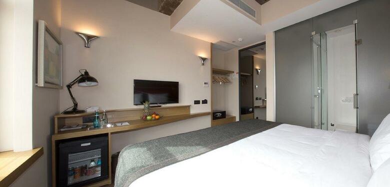 Banker Han Hotel By The Sofa