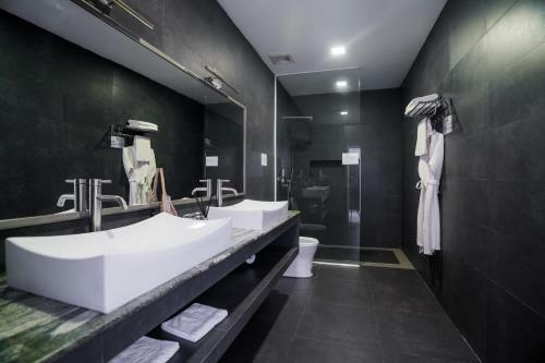 White Boutique Hotel And Residences