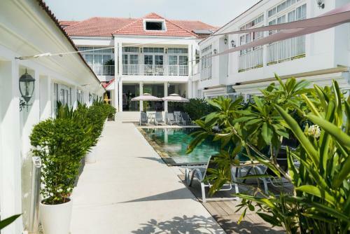 White Boutique Hotel And Residences