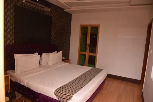Lawrence View Hotel