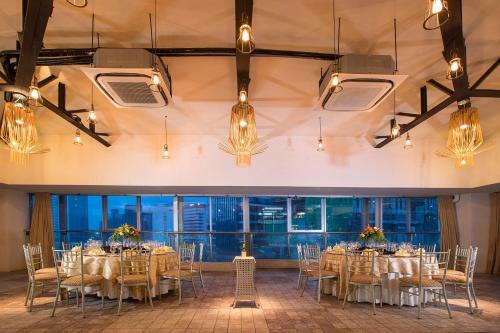 Golden Prince Hotel & Suites