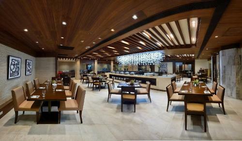 Golden Prince Hotel & Suites
