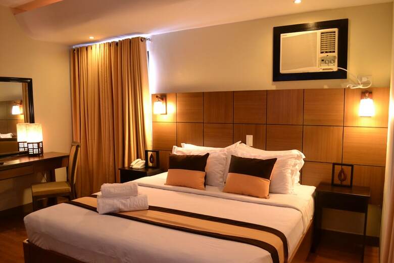 The Pinnacle Hotel And Suites