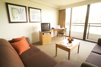 Hotel Breakfree Capital Twr