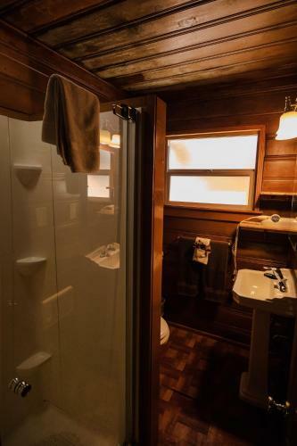Embers Lodge & Cabins