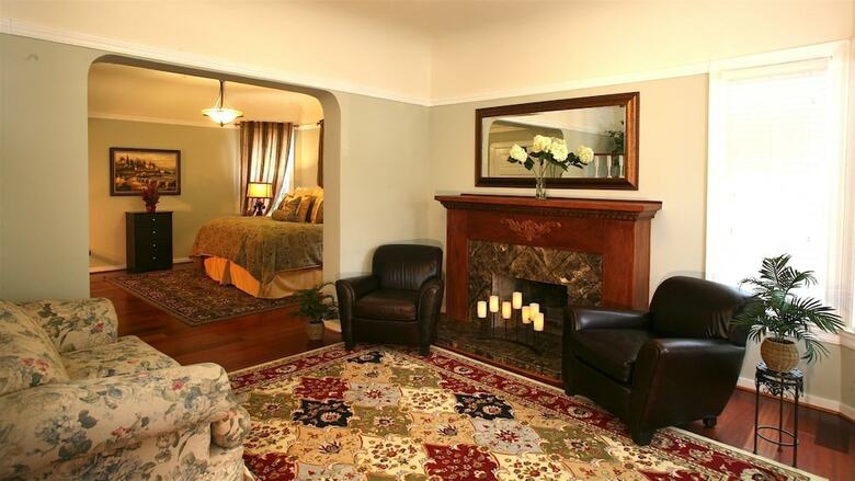 Bed & Breakfast Cabernet House, An Old World Inn