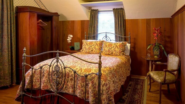 Bed & Breakfast Cabernet House, An Old World Inn