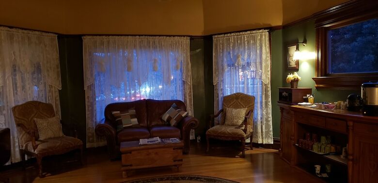 Bed & Breakfast Cabernet House, An Old World Inn