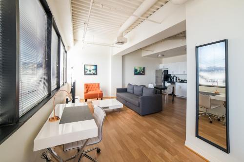 Hollywood Gallery Apartment