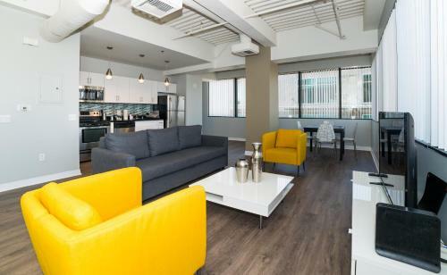 California Jewel Apartment