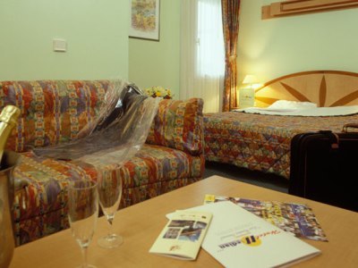 Hotel Median Roissy Cdg Airport