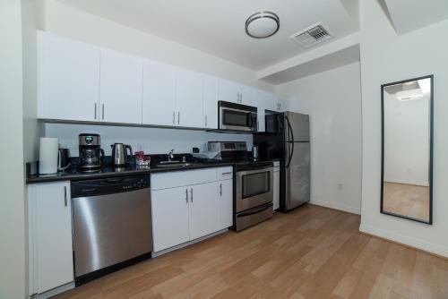 Hollywood Aurora Apartment