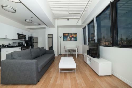 Hollywood Arch Apartment