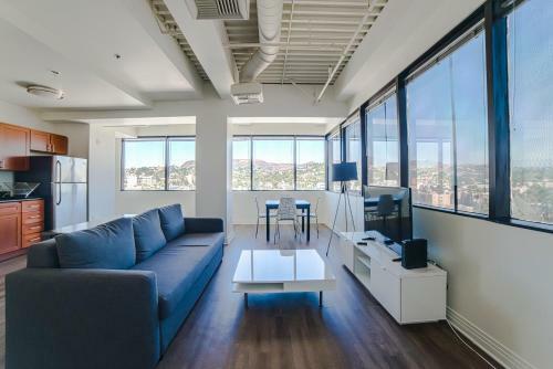 Hollywood Arch Apartment