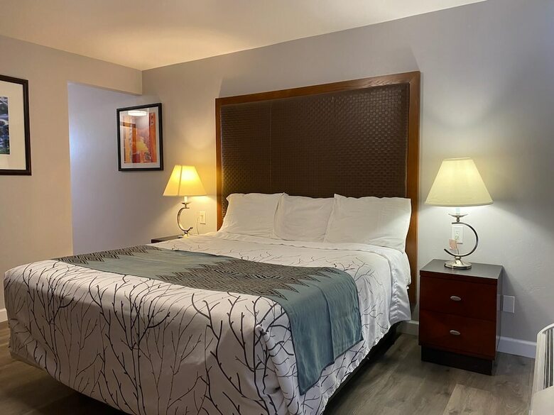 Colonial Motel