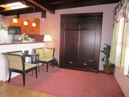 Posada Edgewater Beach Inn & Suites
