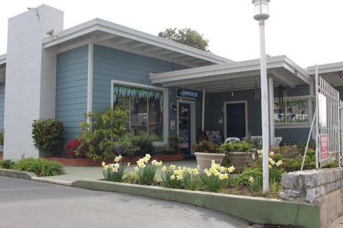 Posada Edgewater Beach Inn & Suites