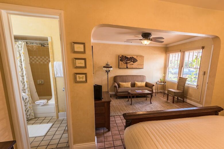 Posada Harbor House Inn