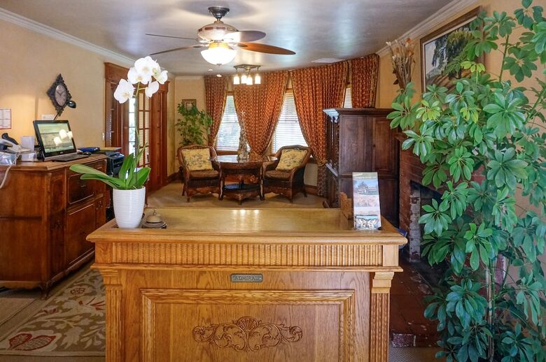 Posada Harbor House Inn