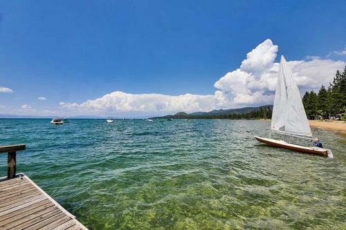 Azure Avenue Holiday Home 1