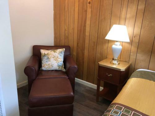 Motel Cedar Inn & Suites