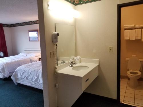 Motel Travelstar Inn & Suites