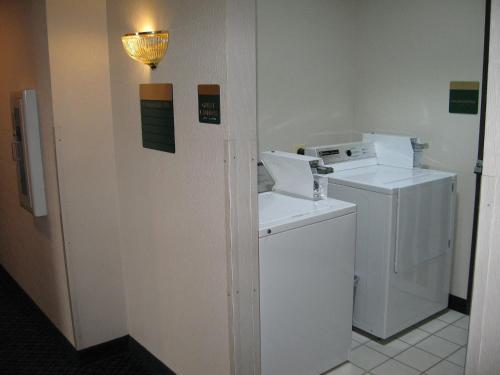 Hotel Tyme Square Inn & Suites