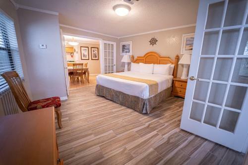 Hotel Dockside Inn & Resort