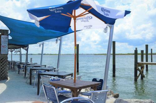 Hotel Dockside Inn & Resort