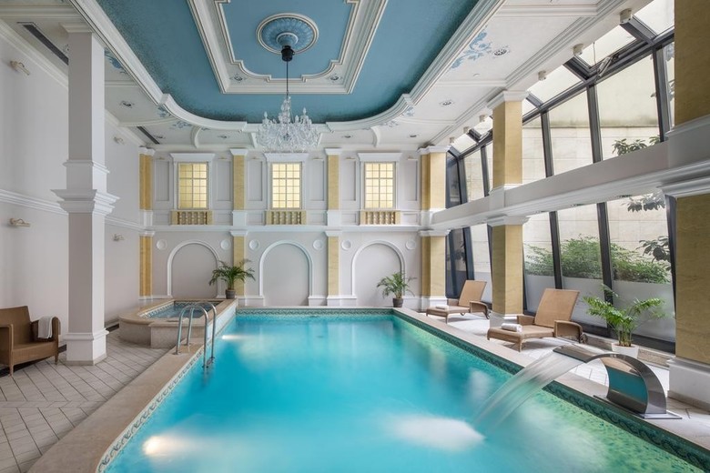 Queen's Court Hotel & Residence