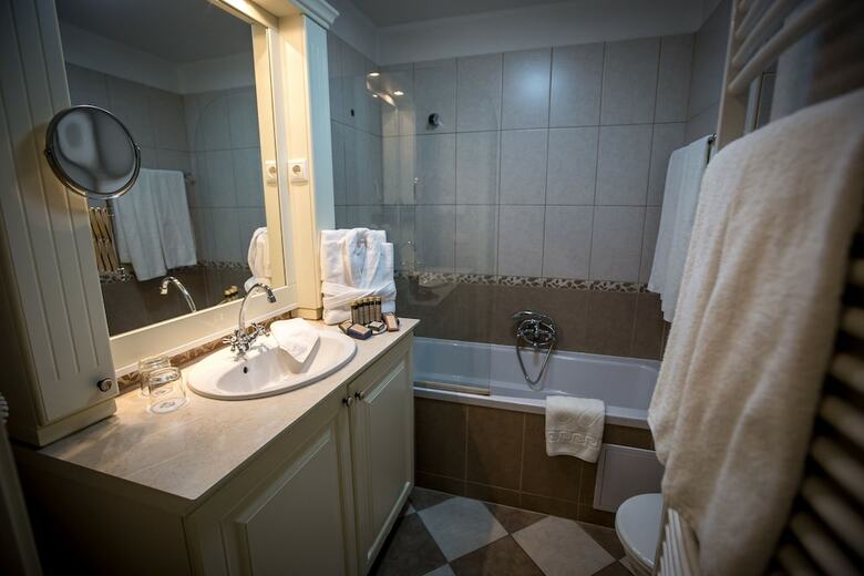 Queen's Court Hotel & Residence