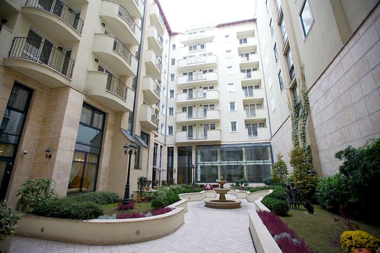 Queen's Court Hotel & Residence