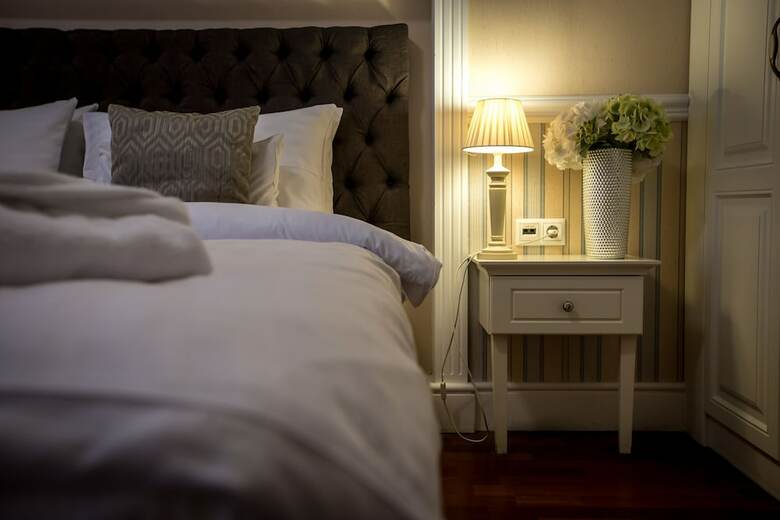 Queen's Court Hotel & Residence