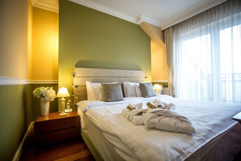 Queen's Court Hotel & Residence