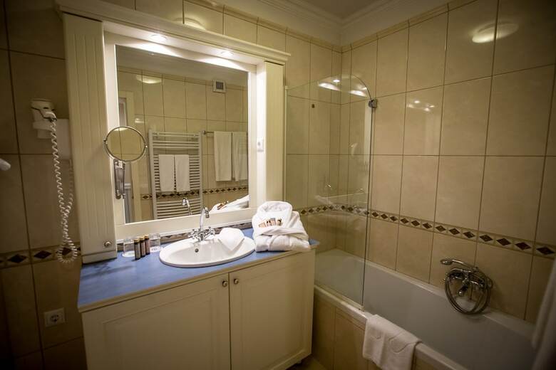 Queen's Court Hotel & Residence