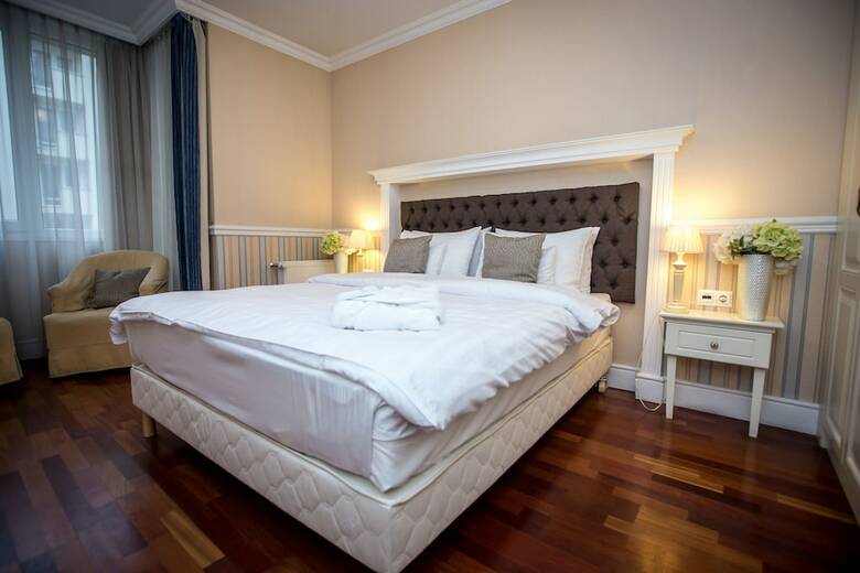Queen's Court Hotel & Residence