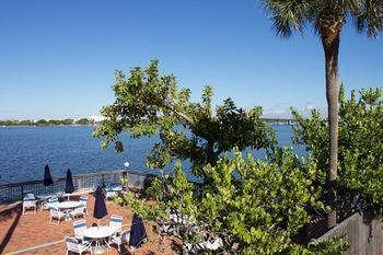 Hotel Palm Beach Waterfront Suites