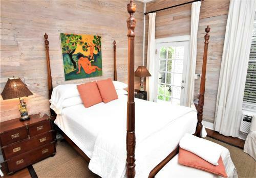 Posada Simonton Court