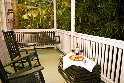 Posada Simonton Court