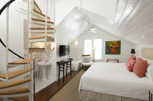 Posada Simonton Court
