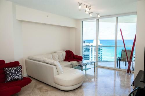 Apartamentos La Perla Condominium On The Beach
