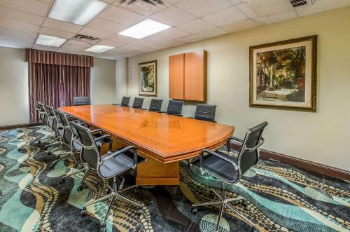 Hotel Clarion Suites Savannah