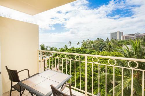 Aparthotel Castle Waikiki Shore Beachfront Condominiums