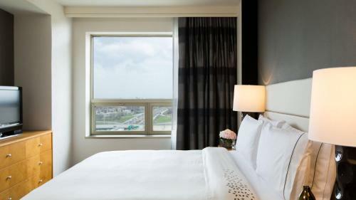 Renaissance Chicago O'hare Suites Hotel